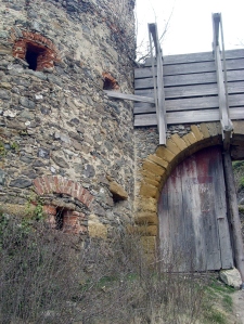 Eingang mit Geschützturm Ruine Mägdeberg